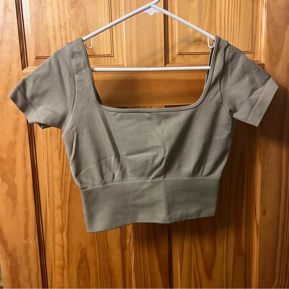 Guess women’s alma seamless green scoop neck stretch top cropped top - Picture 2 of 5